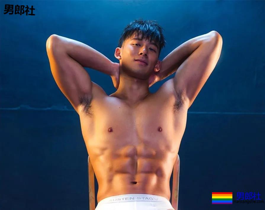 户外冲凉的腹肌私教被男摄影师攻陷，黝黑腱子肉身材A爆了！ - 51虹马