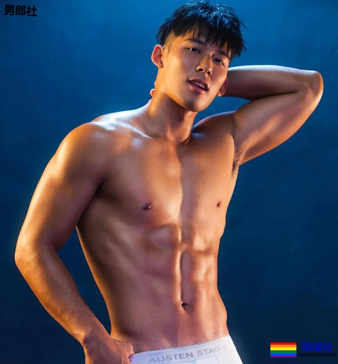 户外冲凉的腹肌私教被男摄影师攻陷，黝黑腱子肉身材A爆了！ - 51虹马