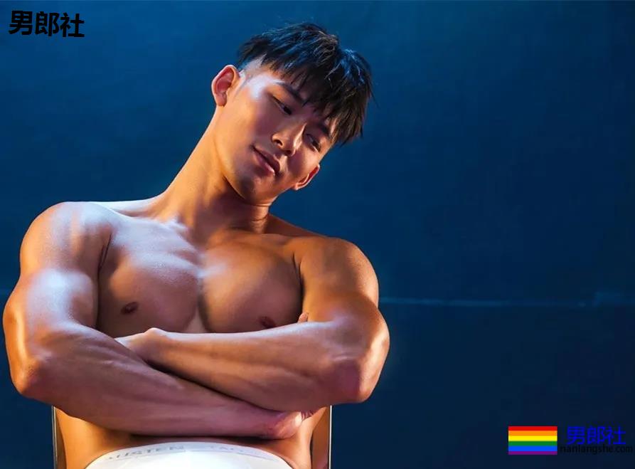 户外冲凉的腹肌私教被男摄影师攻陷，黝黑腱子肉身材A爆了！ - 51虹马