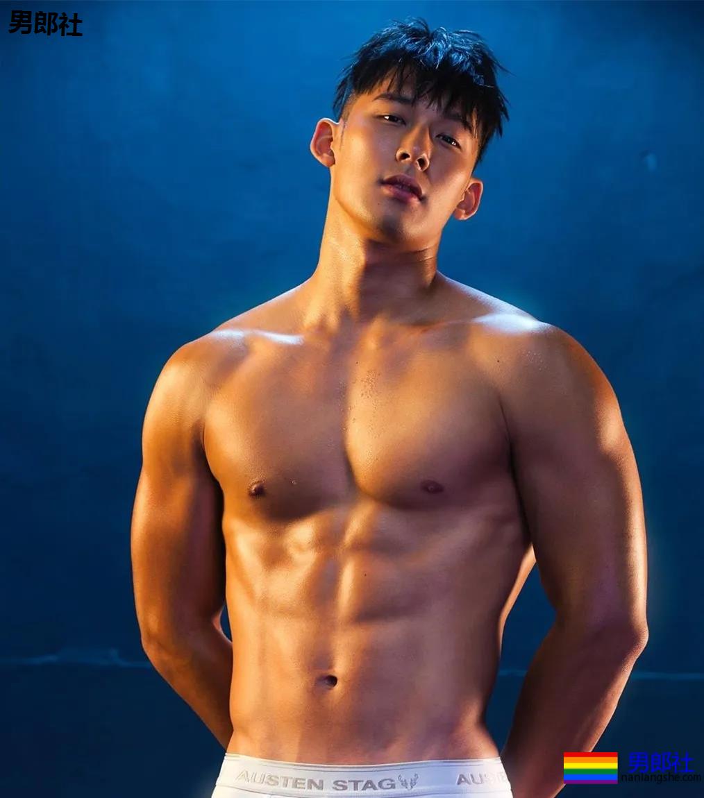 户外冲凉的腹肌私教被男摄影师攻陷，黝黑腱子肉身材A爆了！ - 51虹马