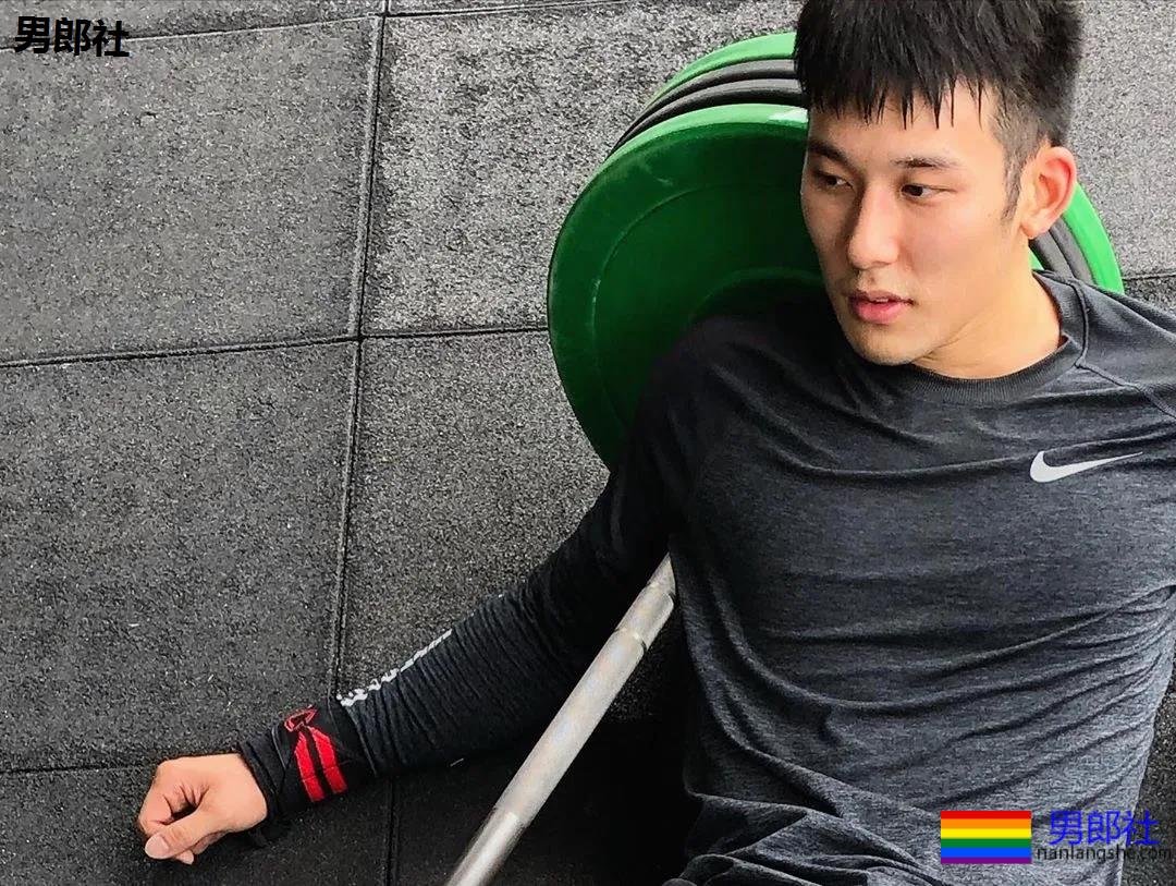 户外冲凉的腹肌私教被男摄影师攻陷，黝黑腱子肉身材A爆了！ - 51虹马