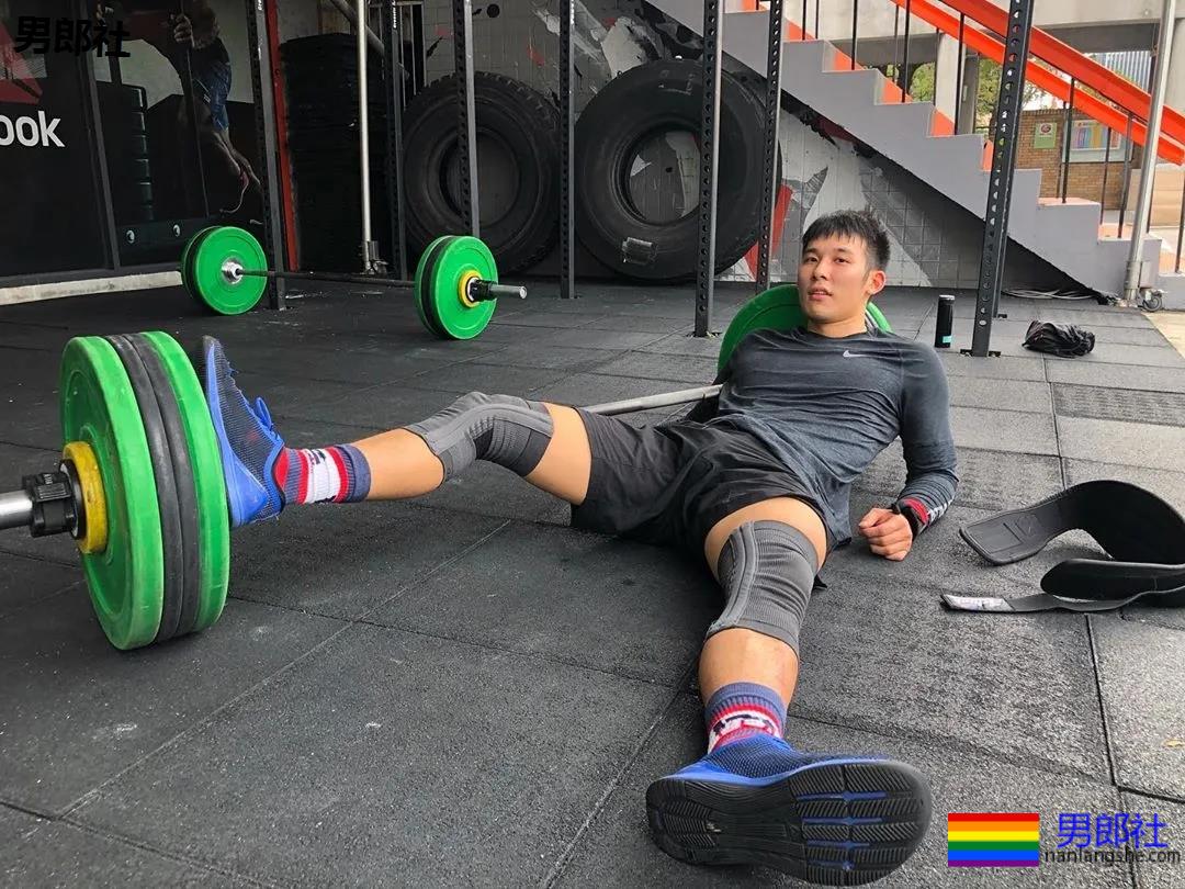 户外冲凉的腹肌私教被男摄影师攻陷，黝黑腱子肉身材A爆了！ - 51虹马