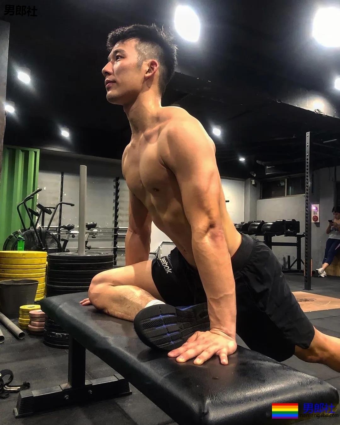 户外冲凉的腹肌私教被男摄影师攻陷，黝黑腱子肉身材A爆了！ - 51虹马