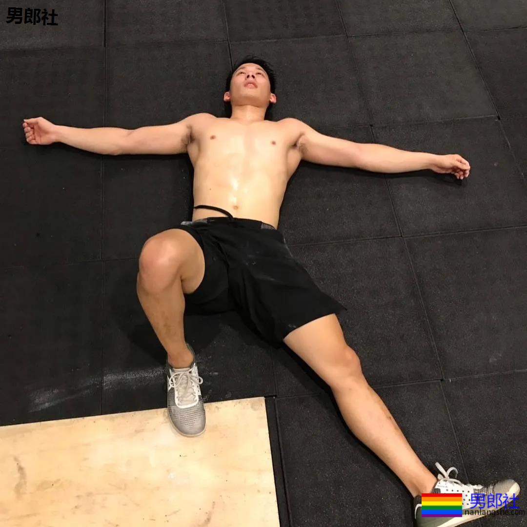 户外冲凉的腹肌私教被男摄影师攻陷，黝黑腱子肉身材A爆了！ - 51虹马