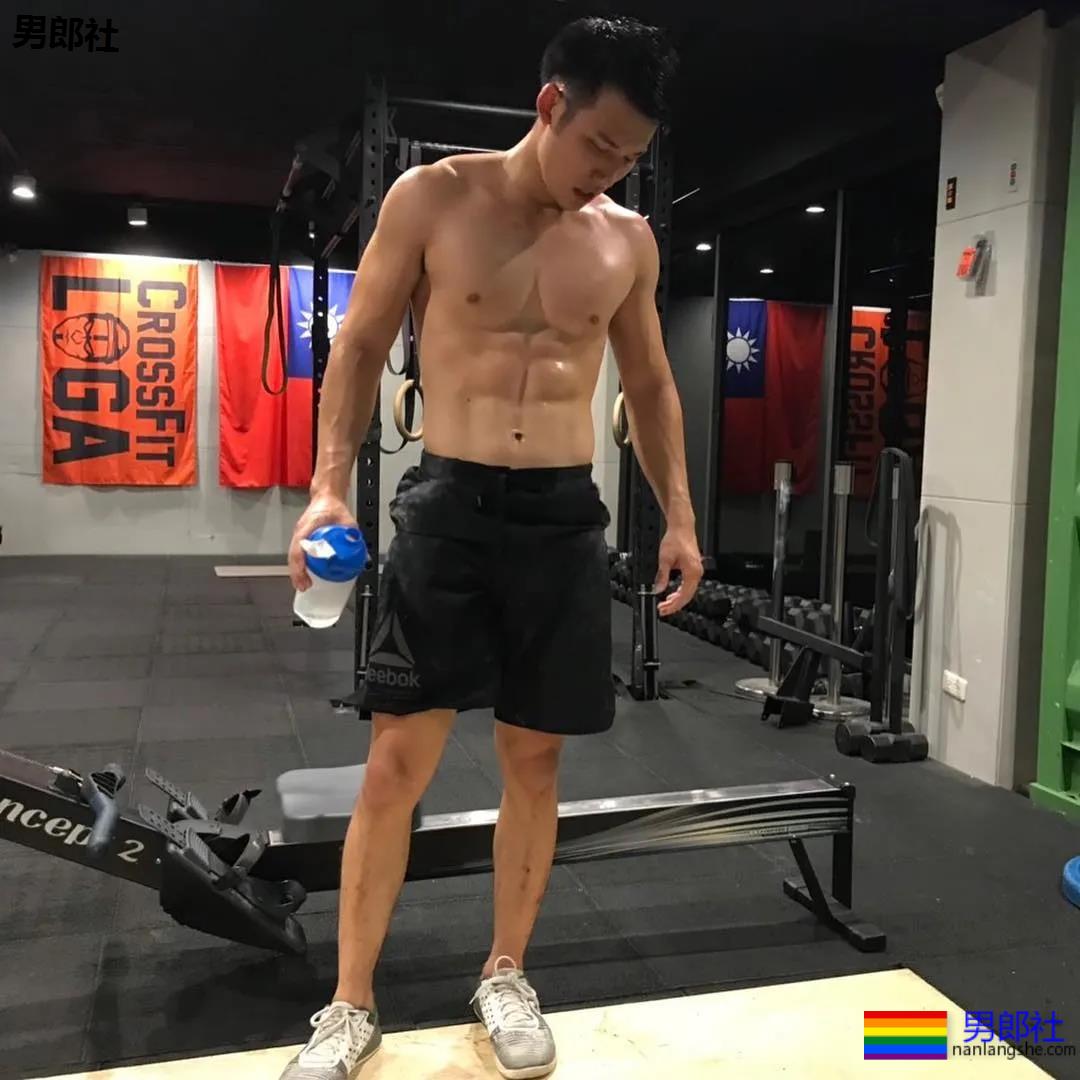 户外冲凉的腹肌私教被男摄影师攻陷，黝黑腱子肉身材A爆了！ - 51虹马