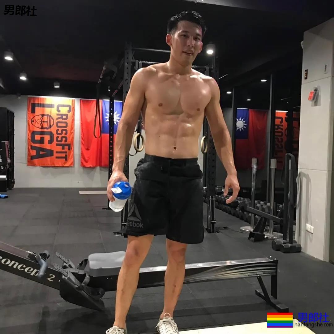 户外冲凉的腹肌私教被男摄影师攻陷，黝黑腱子肉身材A爆了！ - 51虹马