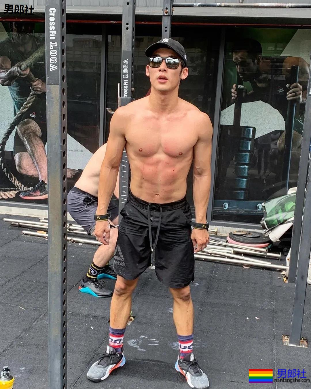 户外冲凉的腹肌私教被男摄影师攻陷，黝黑腱子肉身材A爆了！ - 51虹马