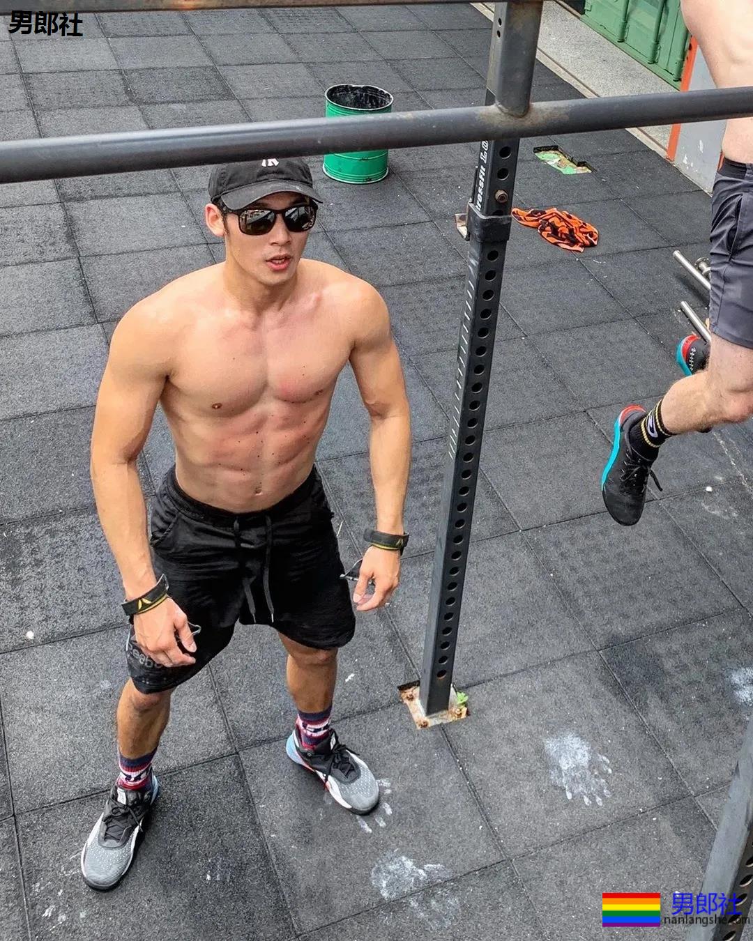 户外冲凉的腹肌私教被男摄影师攻陷，黝黑腱子肉身材A爆了！ - 51虹马