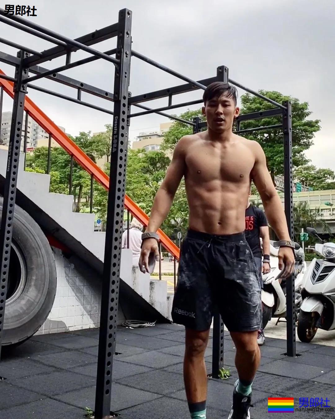 户外冲凉的腹肌私教被男摄影师攻陷，黝黑腱子肉身材A爆了！ - 51虹马