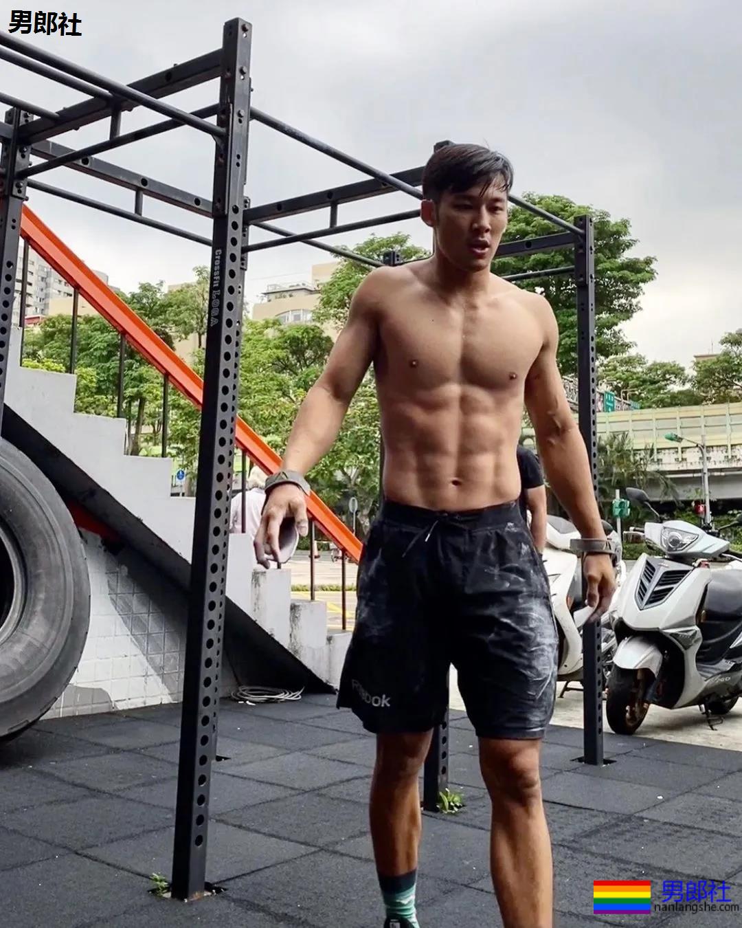 户外冲凉的腹肌私教被男摄影师攻陷，黝黑腱子肉身材A爆了！ - 51虹马