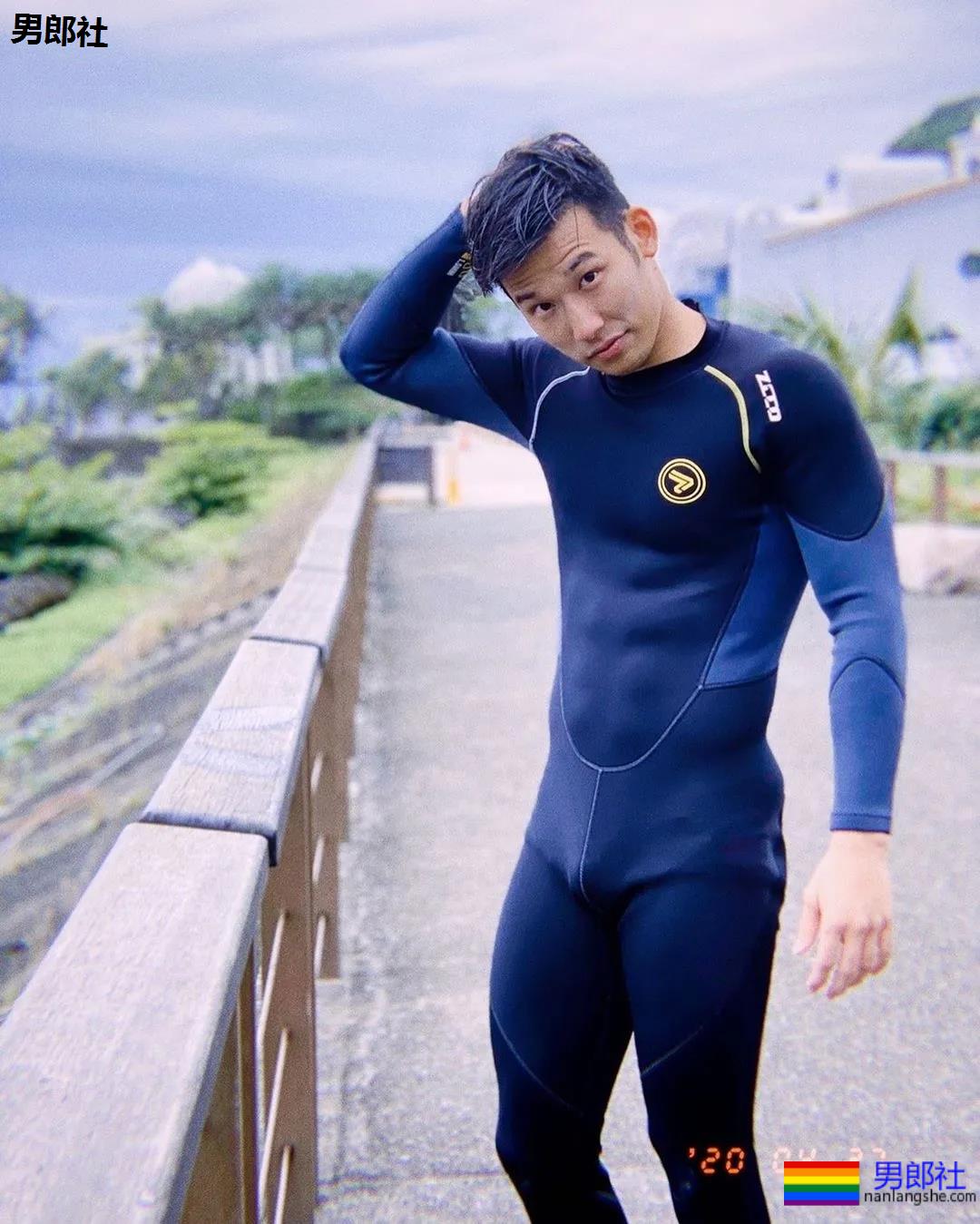 户外冲凉的腹肌私教被男摄影师攻陷，黝黑腱子肉身材A爆了！ - 51虹马