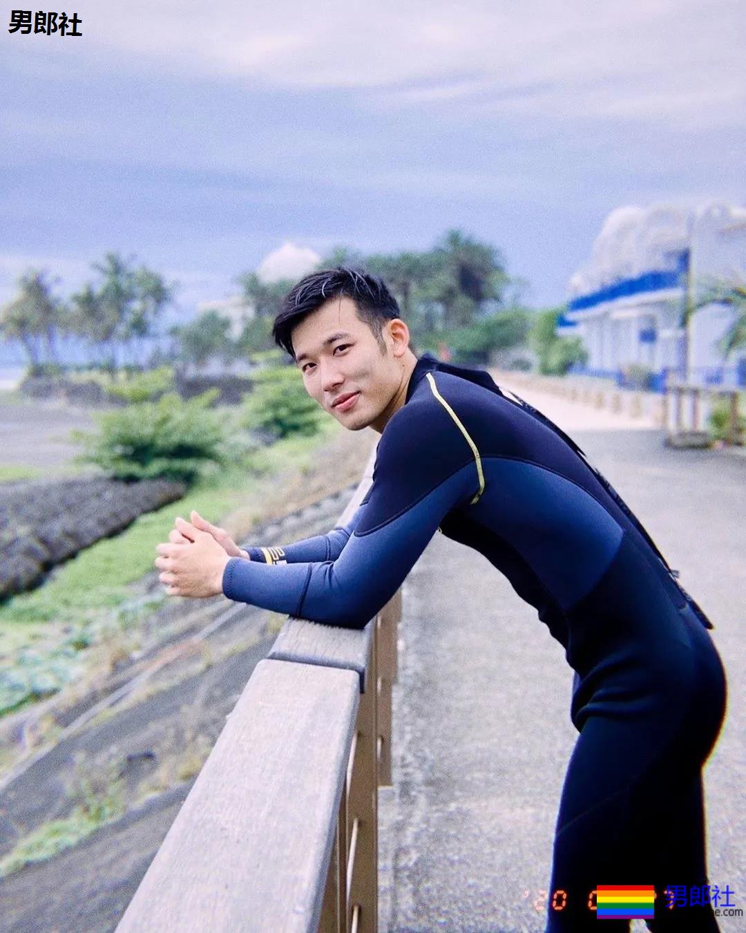 户外冲凉的腹肌私教被男摄影师攻陷，黝黑腱子肉身材A爆了！ - 51虹马