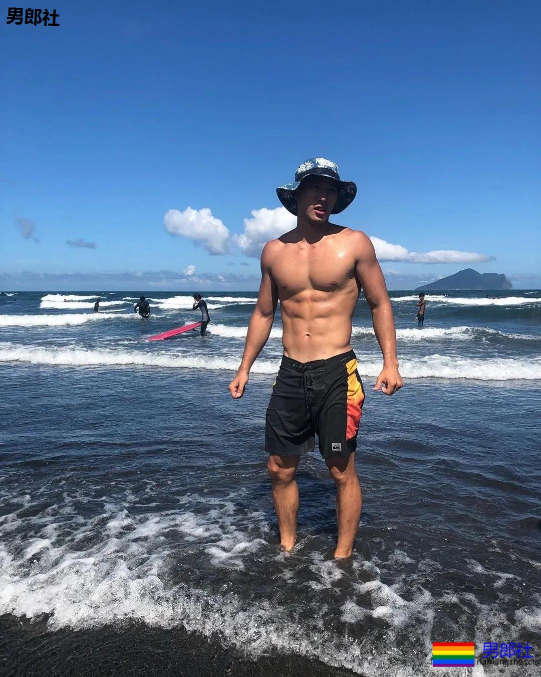 户外冲凉的腹肌私教被男摄影师攻陷，黝黑腱子肉身材A爆了！ - 51虹马