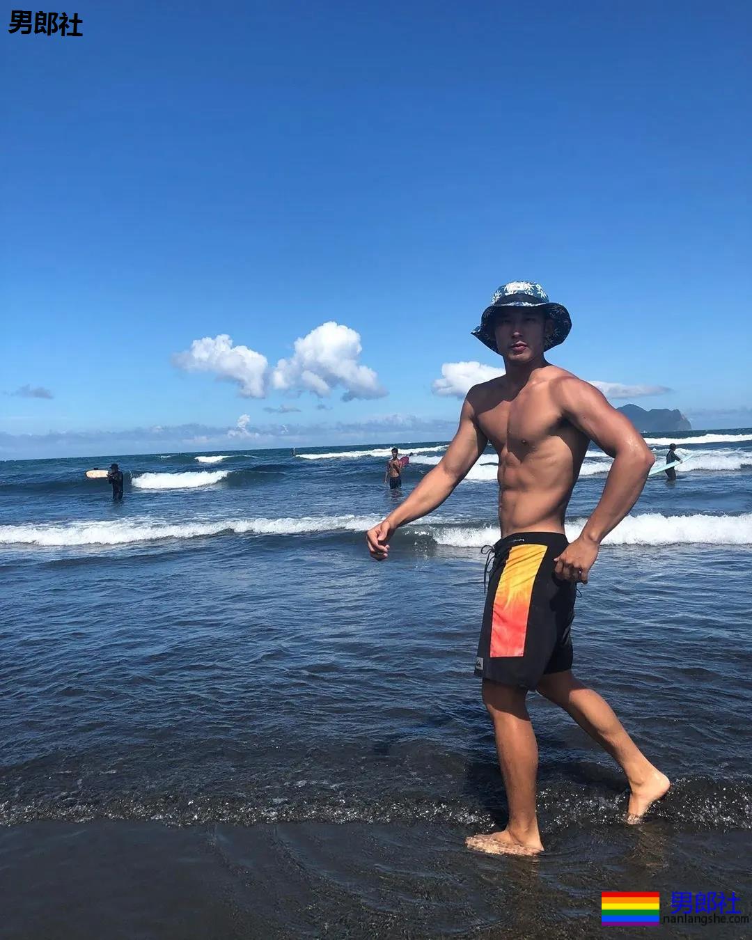 户外冲凉的腹肌私教被男摄影师攻陷，黝黑腱子肉身材A爆了！ - 51虹马