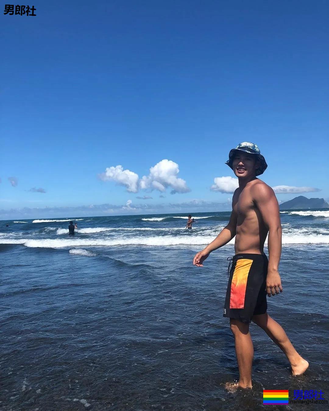 户外冲凉的腹肌私教被男摄影师攻陷，黝黑腱子肉身材A爆了！ - 51虹马