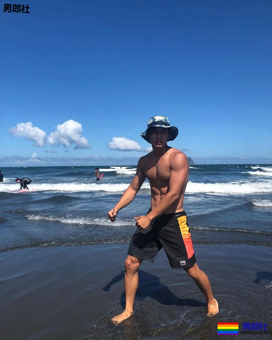 户外冲凉的腹肌私教被男摄影师攻陷，黝黑腱子肉身材A爆了！ - 51虹马