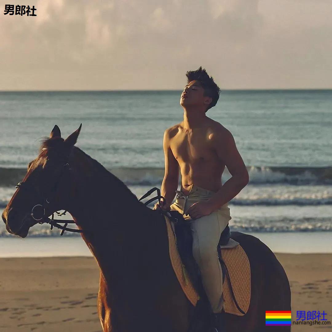 肌肉帅哥骑马驯兽，ins出柜秀男友 - 51虹马