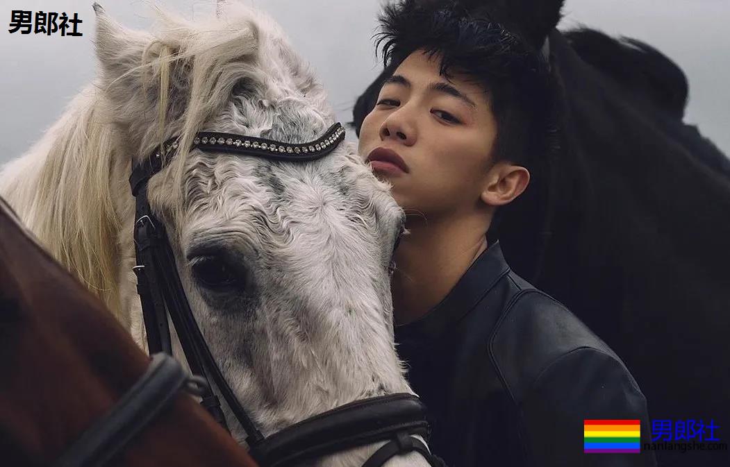 肌肉帅哥骑马驯兽，ins出柜秀男友 - 51虹马