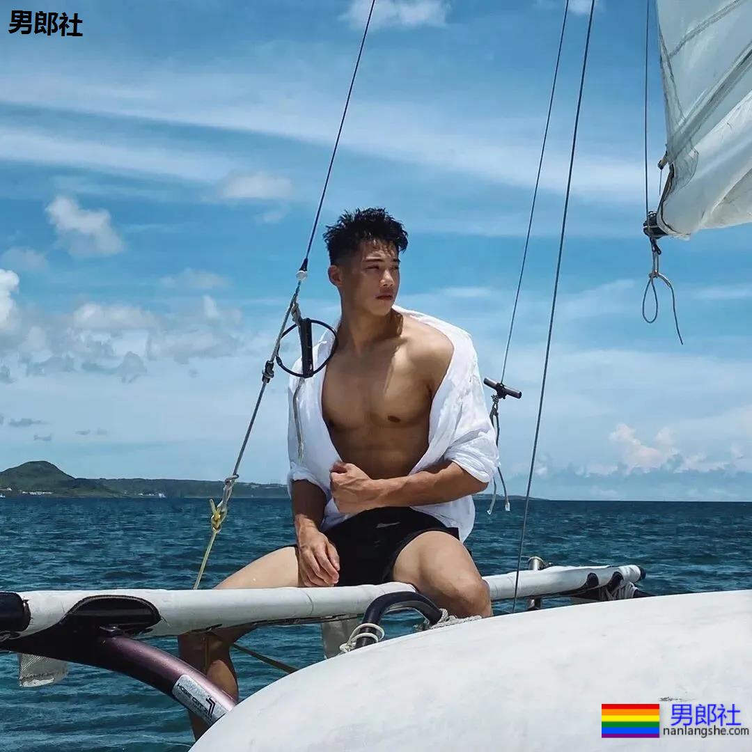 肌肉帅哥骑马驯兽，ins出柜秀男友 - 51虹马