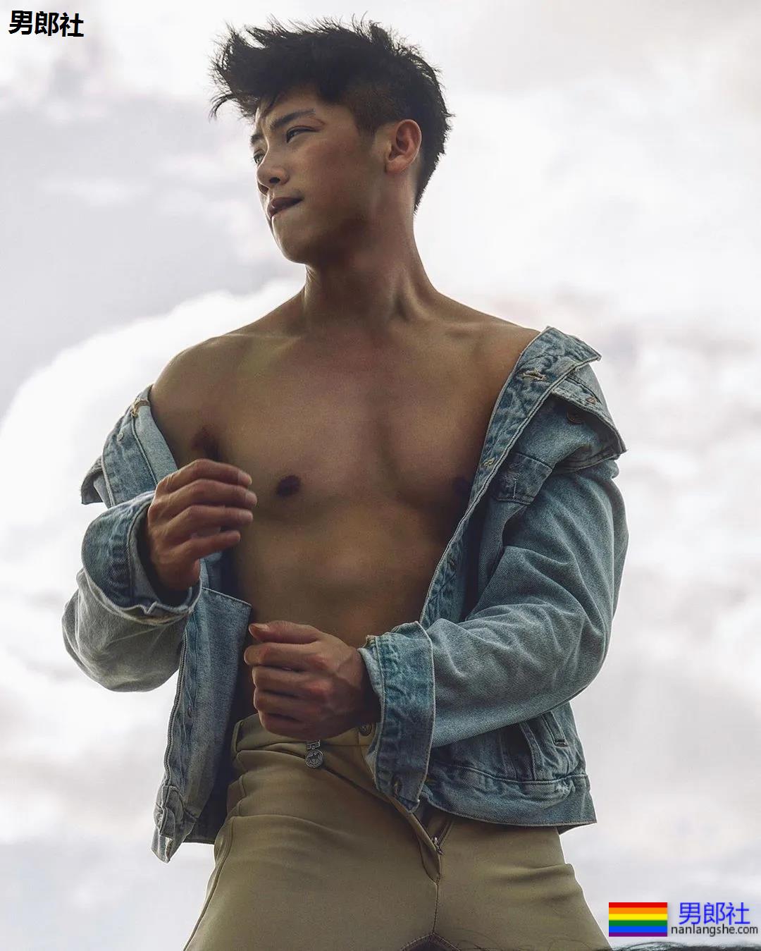 肌肉帅哥骑马驯兽，ins出柜秀男友 - 51虹马