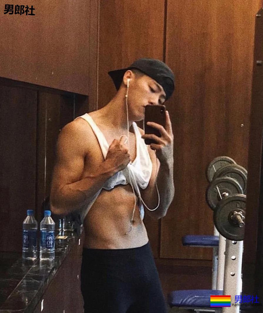 肌肉帅哥骑马驯兽，ins出柜秀男友 - 51虹马