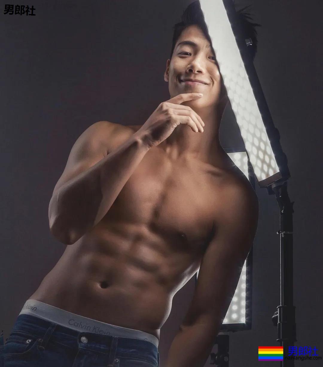 肌肉帅哥骑马驯兽，ins出柜秀男友 - 51虹马