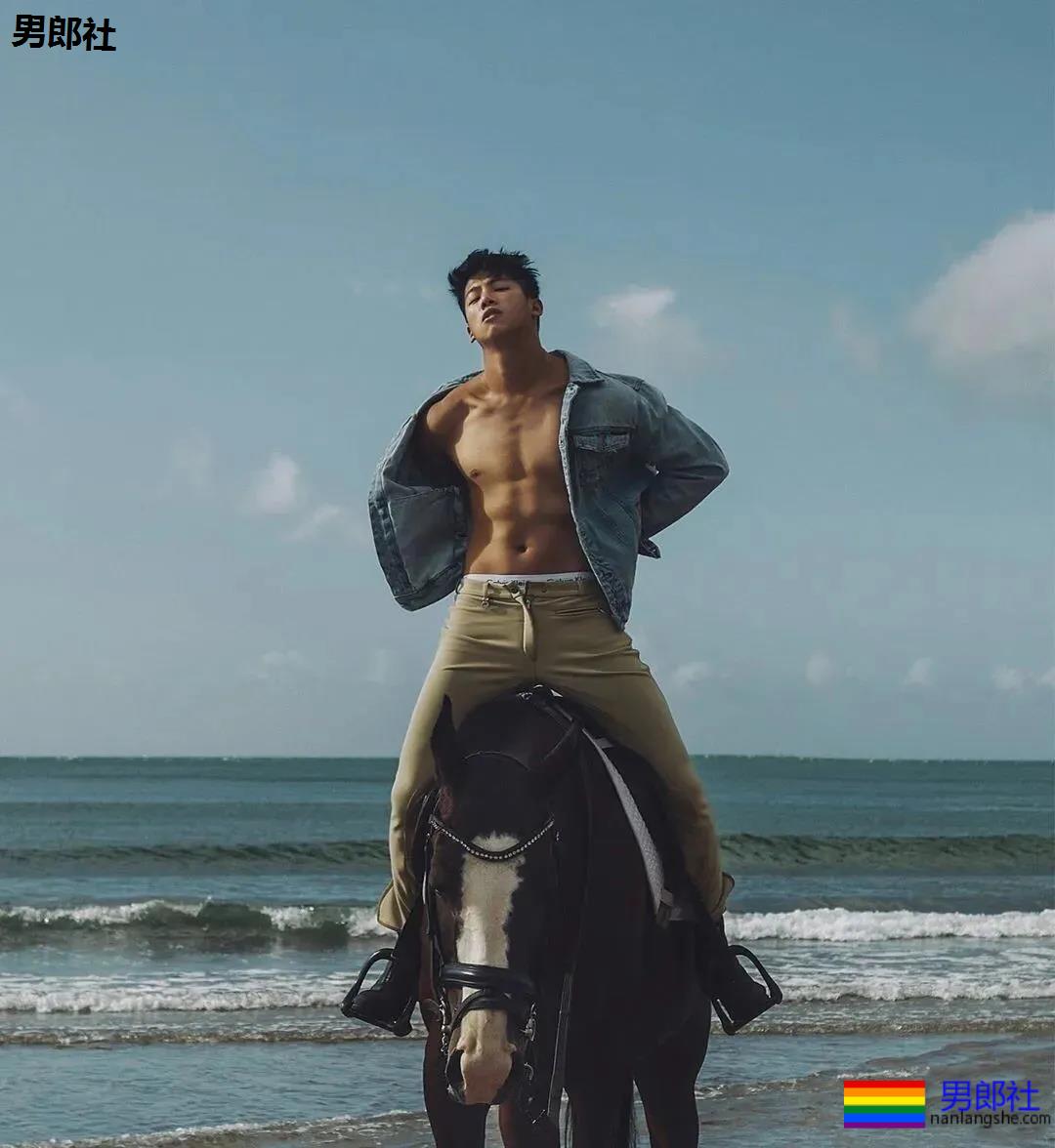 肌肉帅哥骑马驯兽，ins出柜秀男友 - 51虹马