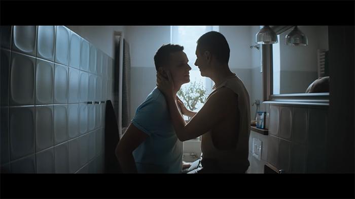 这一夜我们淫声浪语：保险套广告挑战波兰同爱禁忌 男男情侣浴室上演实弹爱抚 - 51虹马