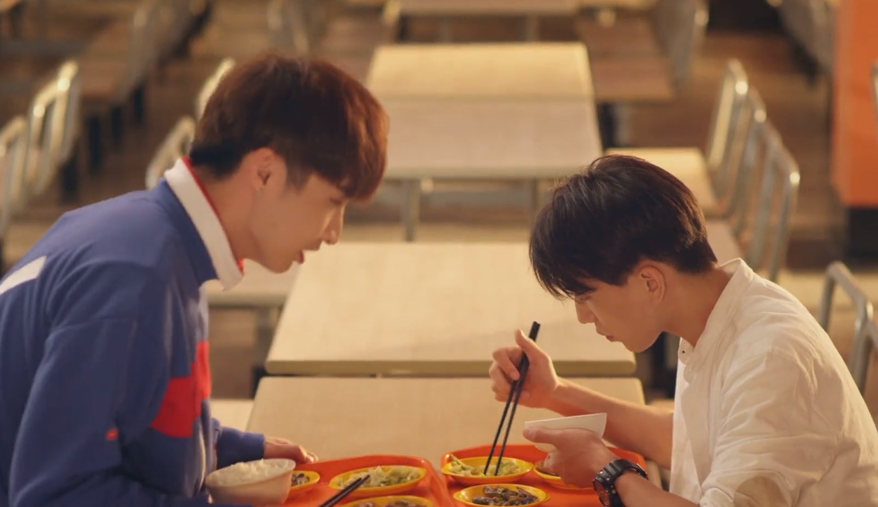 鼻祖搞笑男子暧昧小短剧——《加油情敌！》05：和情敌食堂吵嘴被YY成腐漫主角 - 51虹马