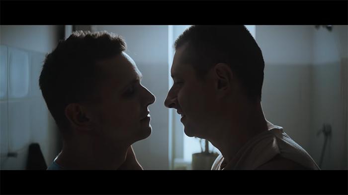 这一夜我们淫声浪语：保险套广告挑战波兰同爱禁忌 男男情侣浴室上演实弹爱抚 - 51虹马