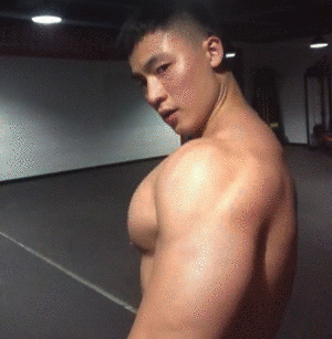 96年成都健身教练被偷拍走红,这胸太太太大了! - 51虹马 96年成都健身教练被偷拍走红,这胸太太太大了! - 51虹马