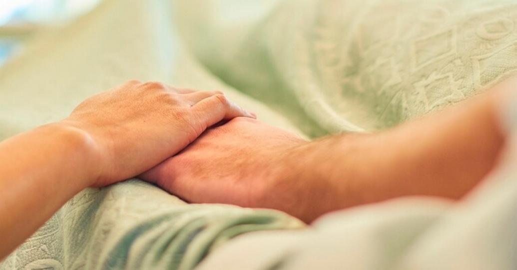 男同志在病床上跟妈妈出柜，那是他们母子心最贴近的瞬间-51虹马