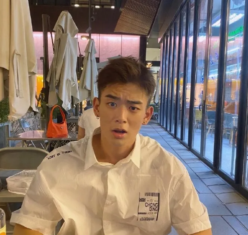 楼下的包子店老板，是一对同性恋人-51虹马