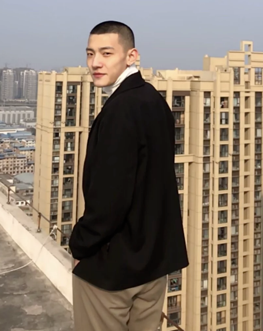 快手大鼻子男主播直播不穿裤衩跳舞被封号-51虹马