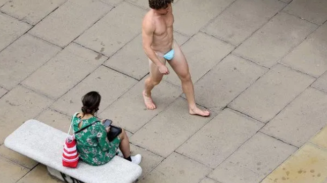 奇葩！伦敦男子逛街仅用“口罩”遮敏感部位 - 51虹马