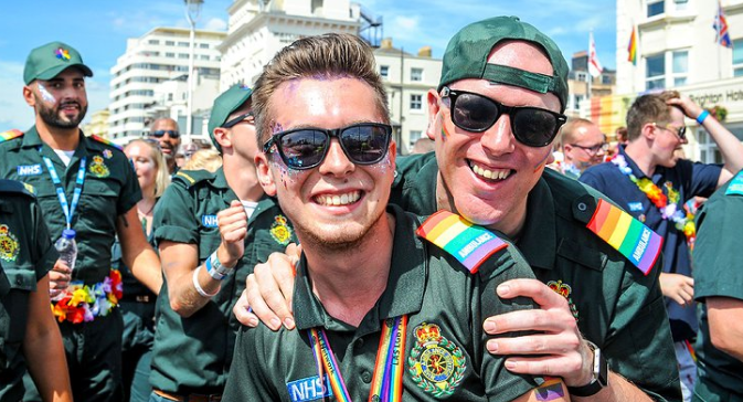 布莱顿同志大游行：「彩虹之上」 向医疗、前线与同志团体致上最高敬意 - 51虹马