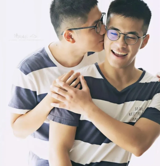 哥哥越多的男生更容易成为同性恋吗？ - 51虹马