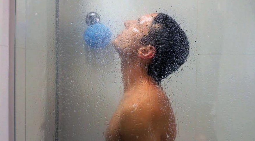 《与熟男3P》影评：长达15分钟「重头戏」的真实性爱，观众将与主角进行一场意犹未尽的3P激爱-51虹马