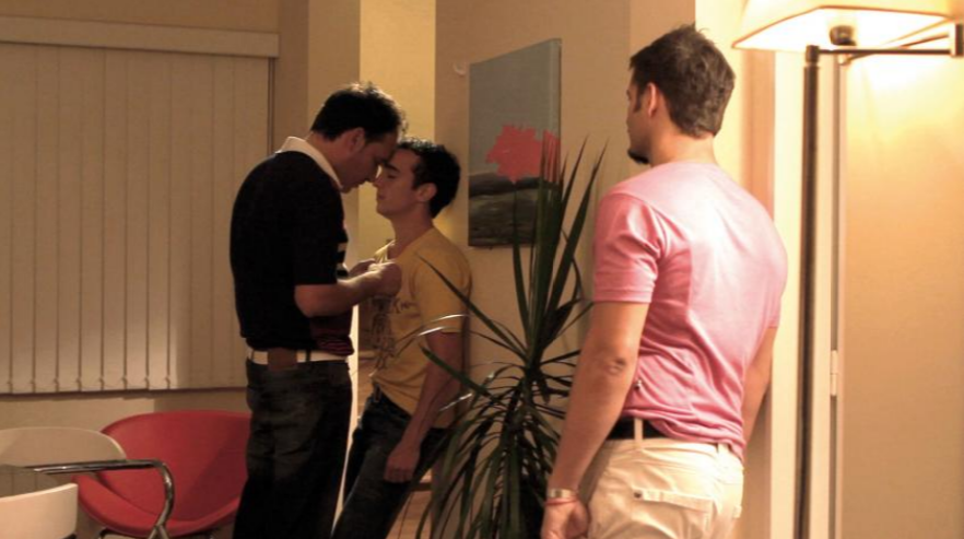 《与熟男3P》影评：长达15分钟「重头戏」的真实性爱，观众将与主角进行一场意犹未尽的3P激爱 - 51虹马