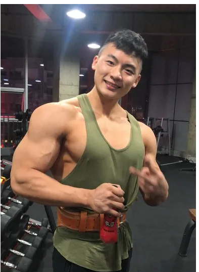 96年成都健身教练被偷拍走红,这胸太太太大了! - 51虹马 96年成都健身教练被偷拍走红,这胸太太太大了! - 51虹马