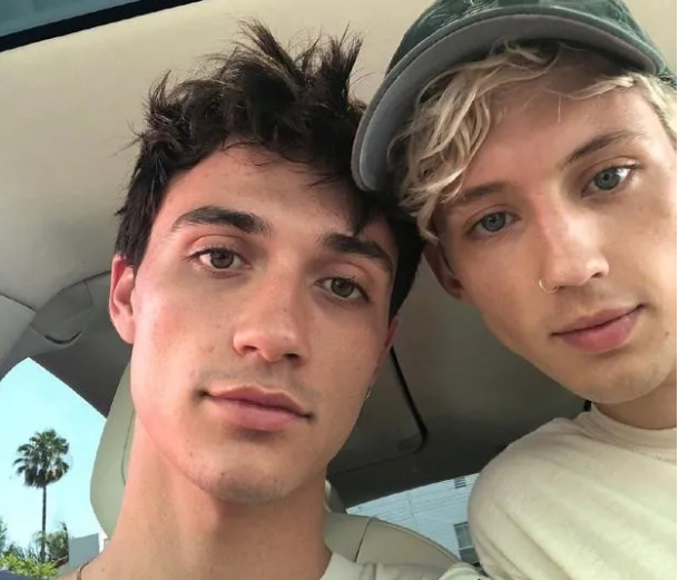 曝戳爷与男友结束四年恋情-51虹马