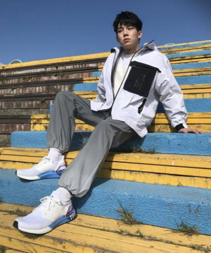 BL剧男星入伍去 国民甜点陈廷轩写真「握枪」露出好身材 - 51虹马