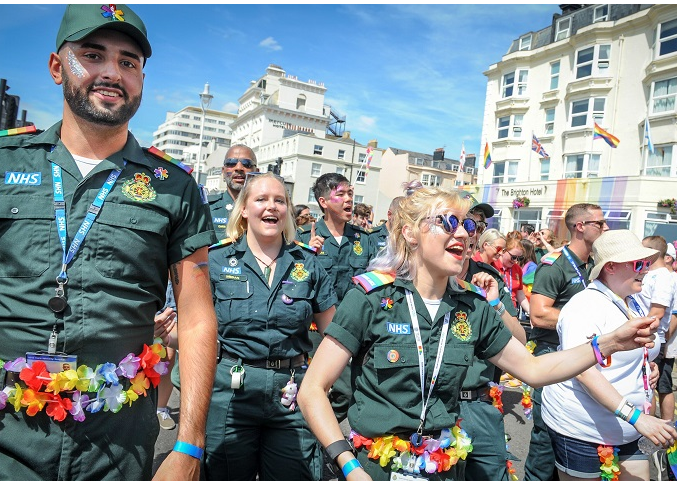 布莱顿同志大游行：「彩虹之上」 向医疗、前线与同志团体致上最高敬意-51虹马