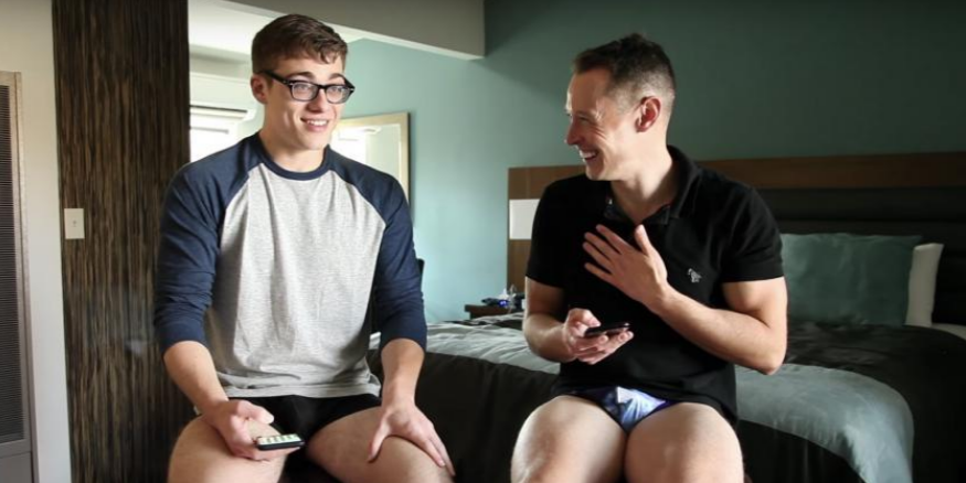 成人片男演员塞入震动玩具后受访：有点太大了！我几乎不能坐下！-51虹马