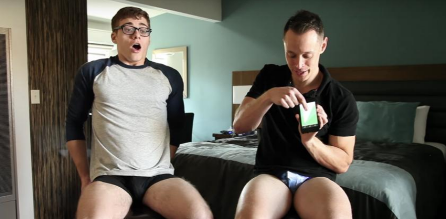 成人片男演员塞入震动玩具后受访：有点太大了！我几乎不能坐下！ - 51虹马