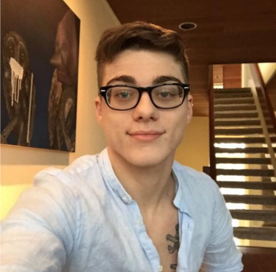 成人片男演员塞入震动玩具后受访：有点太大了！我几乎不能坐下！ - 51虹马