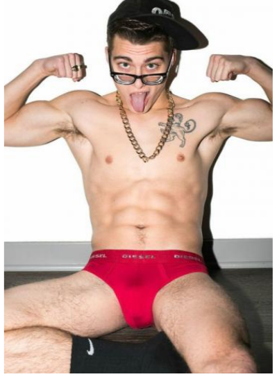 成人片男演员塞入震动玩具后受访：有点太大了！我几乎不能坐下！ - 51虹马