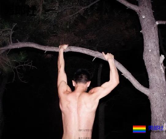 一身筋肉的禁欲系美术老师，脱掉衣服在野地里硬起来有多帅~ - 51虹马