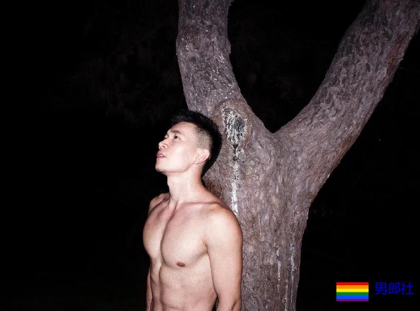 一身筋肉的禁欲系美术老师，脱掉衣服在野地里硬起来有多帅~ - 51虹马