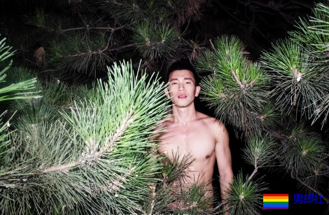 一身筋肉的禁欲系美术老师，脱掉衣服在野地里硬起来有多帅~ - 51虹马